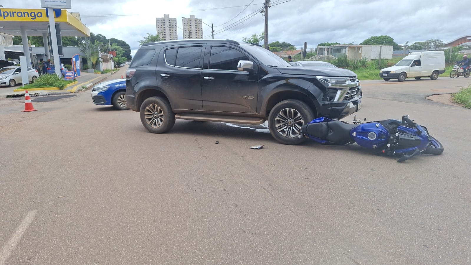 Caminhonete da escolta do prefeito atinge motociclista no centro de Porto Velho