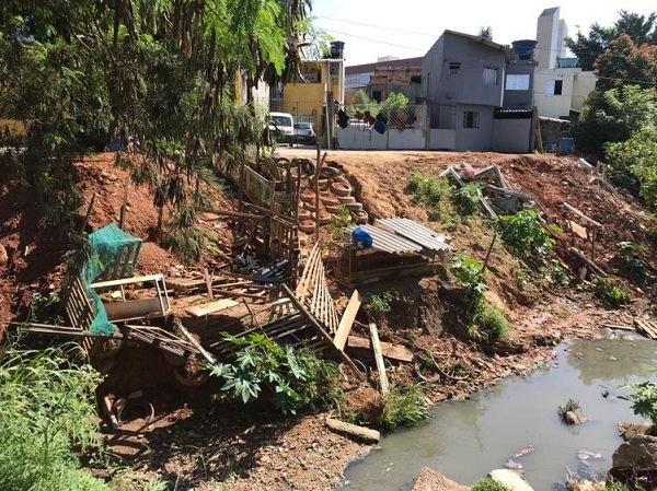 Condutor embriagado e sem habilitação cai com motoneta em córrego na zona Sul de Porto Velho