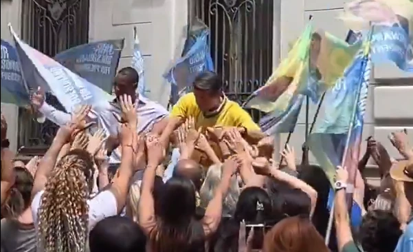 Começam a circular imagens de Jim Caviezel como Jair Bolsonaro