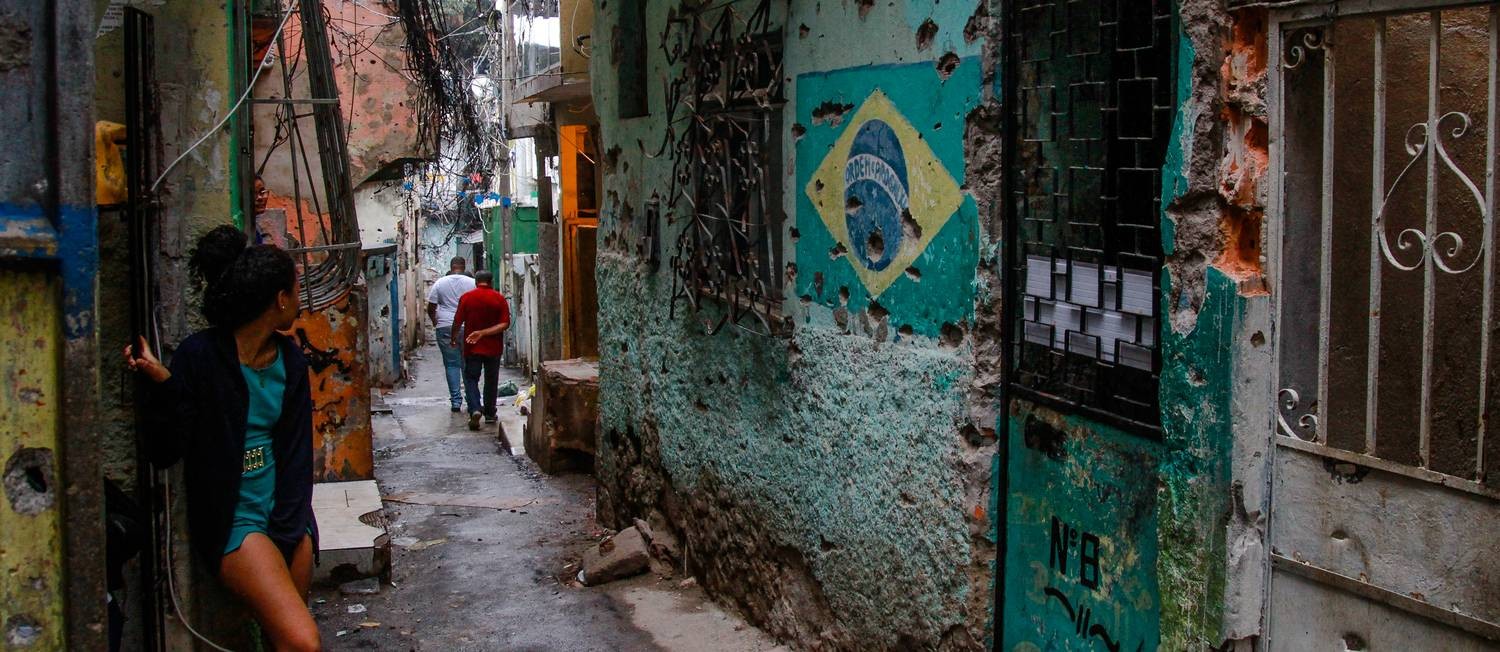 Quase 20% dos moradores de favelas vivem em ruas onde não passam carros
