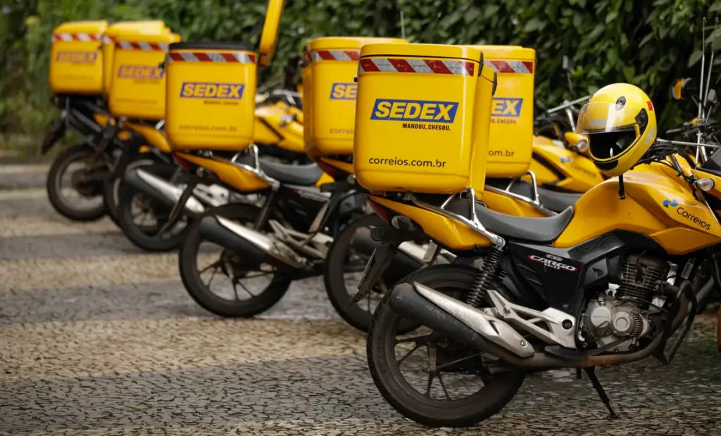 Com Lula é assim: roubo no cofre dos Correios e chute em 15 mil trabalhadores pela demissão voluntária