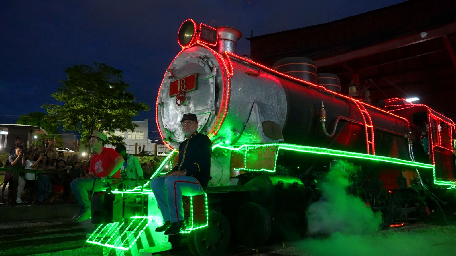 HISTÓRIA VIVA - Locomotiva 18 ganha adorno de Natal e emociona população na Madeira-Mamoré