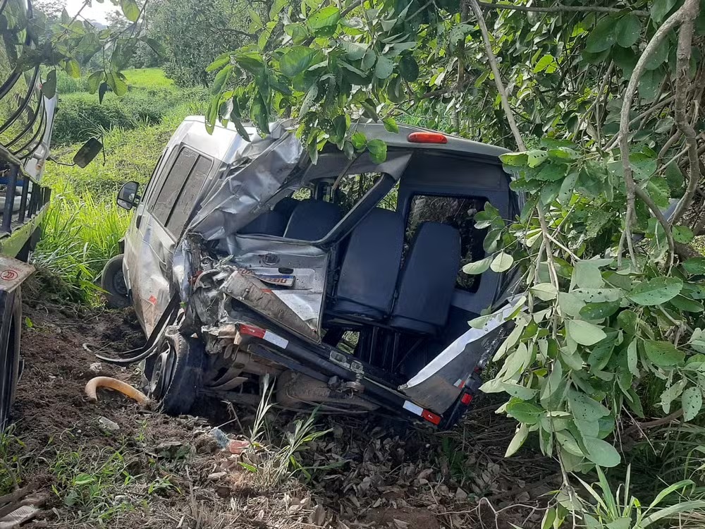 Van com alunos é atingida por caminhão após pane na BR-364 em RO