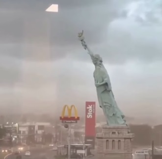 A Estátua da Liberdade da Havan não resistiu em Vilhena; VEJA O VÍDEO
