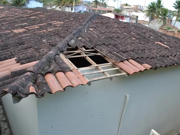 COM CHUVA E TUDO - Ladrões arrombaram o telhado e invadiram casa roubando R$ 10 mil após render adolescente 
