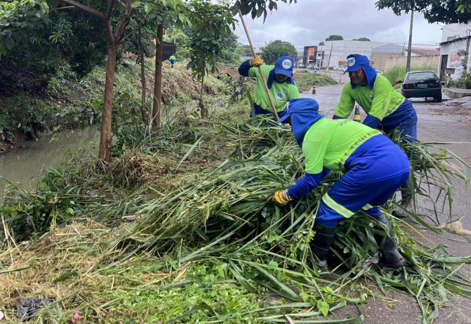 Prefeitura intensifica limpeza de canal e melhora escoamento das águas na avenida Brasília