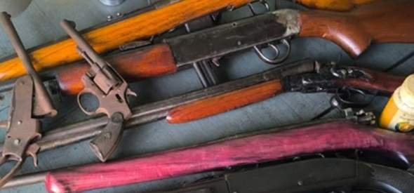 1ª Delegacia e o Núcleo de Inteligência cumprem mandado e apreendem diversas armas em Cacoal