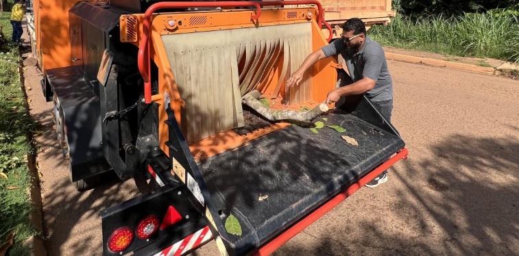 Ação integrada reaproveita 100% da poda de árvores e gera economia ao município