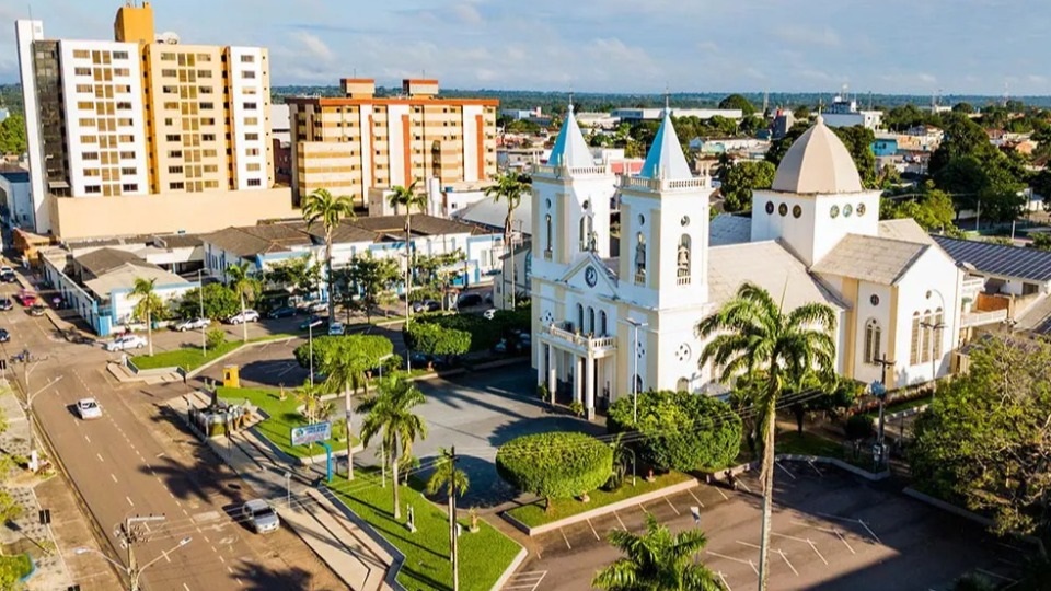 Dia de sol com tempo aberto e possibilidades de chuvas passageiras no fim do dia
