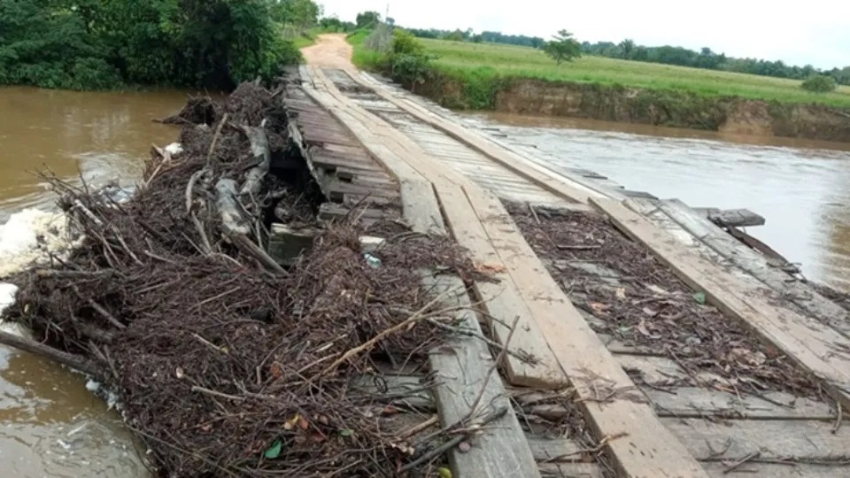 Idoso desobstruía a passagem das águas, foi arrastado pela correnteza, e morreu