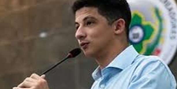 Dhonatan, ex-vereador que renunciou ao mandato tem a justiça no calcanhar e foge de todos, menos de Fernando Máximo