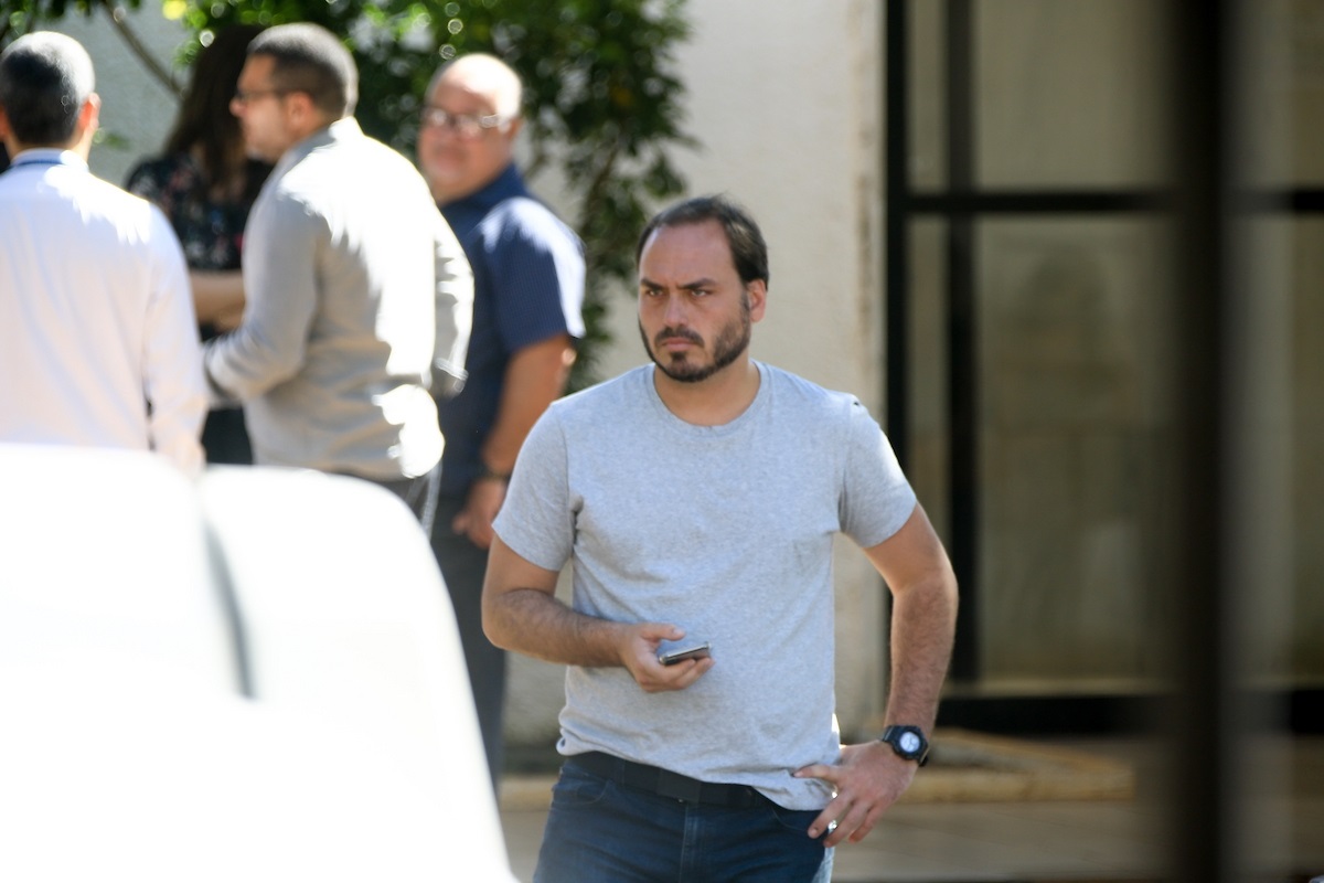 MATA AOS POUCOS - Carlos diz que Bolsonaro passou madrugada com “pressão altíssima”
