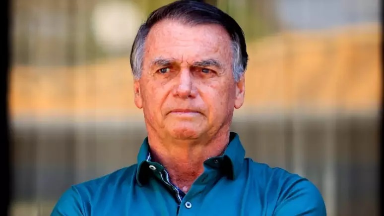 Bolsonaro volta a centro cirúrgico após nova crise de soluços, diz Michelle