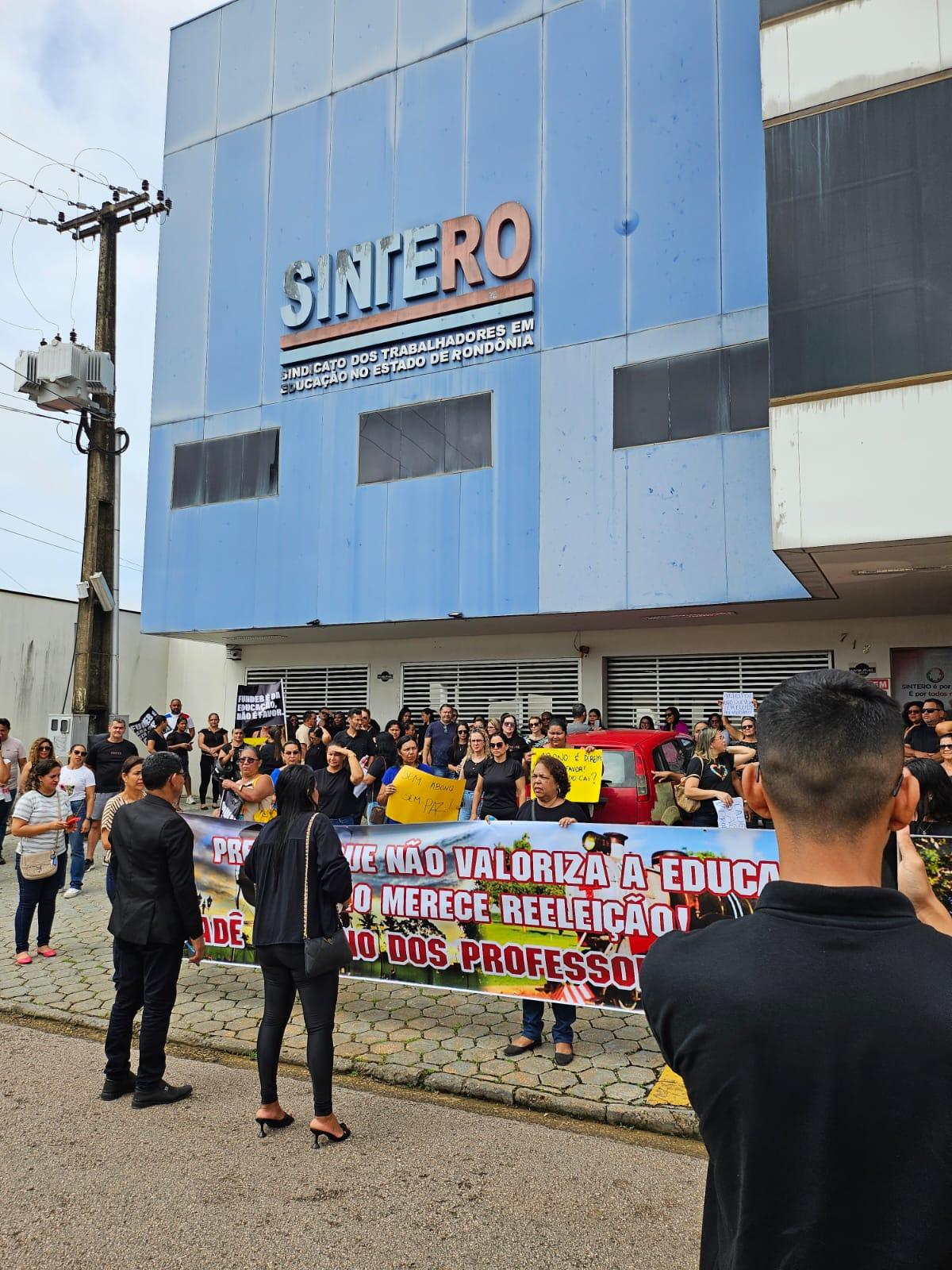 Professores vão às ruas em Porto Velho e denunciam supostas irregularidades