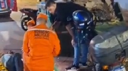 Idoso motociclista atropela papa-entulho e se arrebenta; Corpo de Bombeiros prestou socorro; veja o vídeo