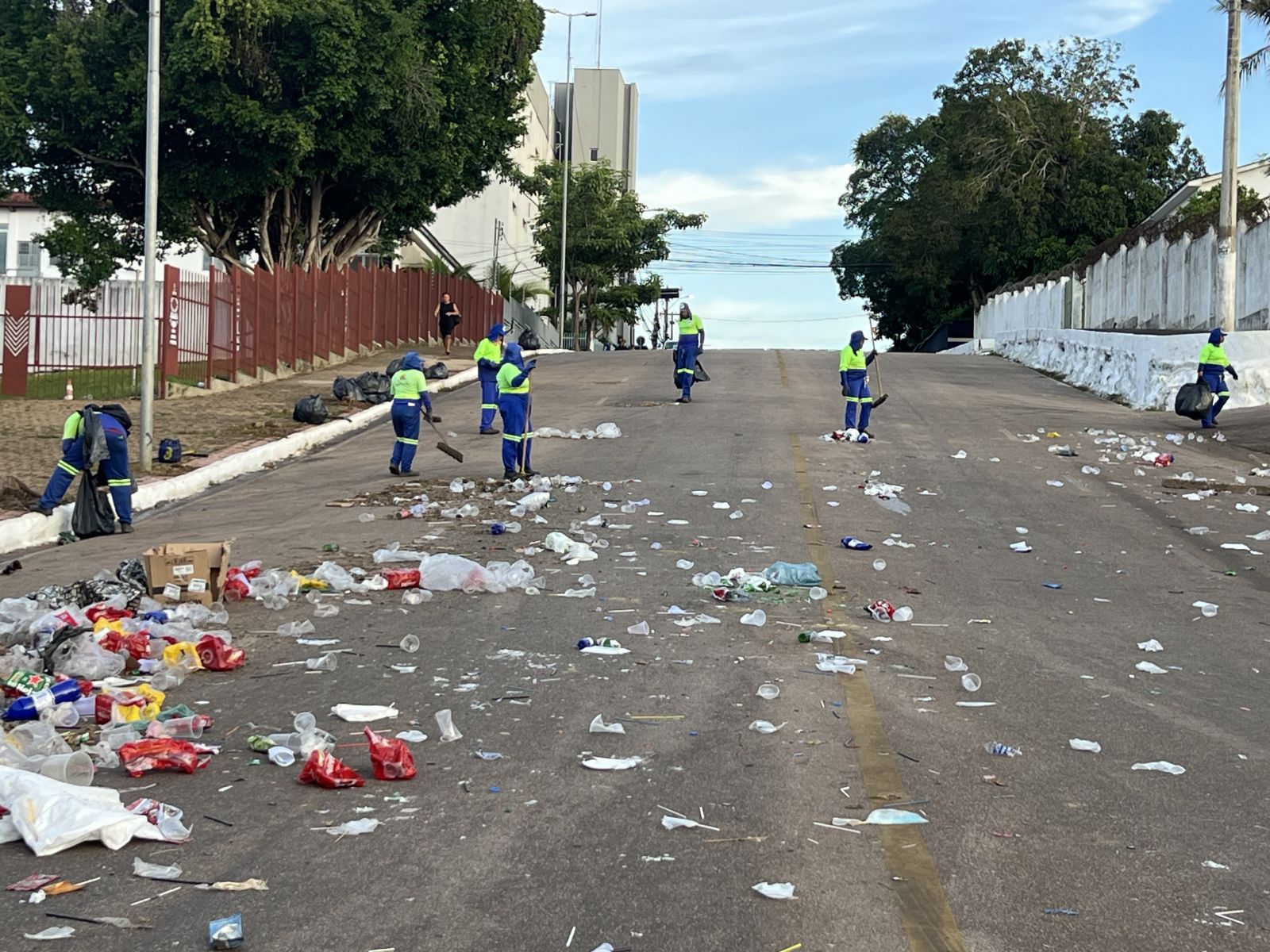Após noite de festa, equipes da Prefeitura garantem limpeza do Viradão do Béra