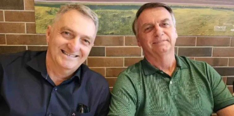 Apostando no '13', Bolsonaro e irmão acertam a quadra na Mega da Virada