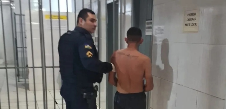 De facão, o 'brabo' enfrentou a PM e foi preso; tem medida protetiva por agressão à família