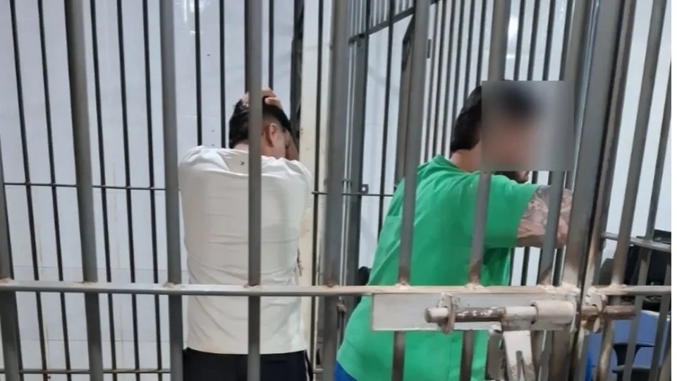 Arma da Polícia Militar é apreendida com suspeitos presos no bairro Aponiã, em Porto Velho