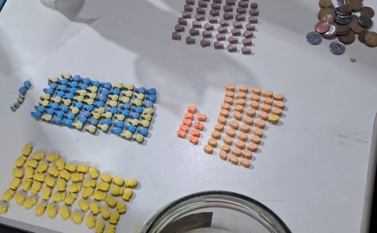 POLÍCIA MILITAR APREENDE DROGAS E DESARTICULA PONTO DE TRÁFICO DURANTE OPERAÇÃO COMANDO E ABORDAGEM