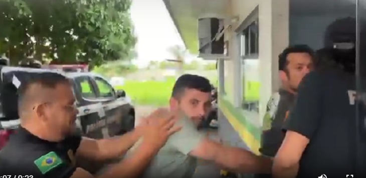 Brabo, preso e algemado, bandido dá coice no repórter sob as vistas da polícia