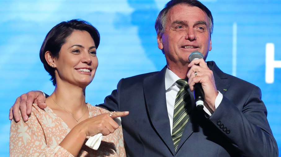 Michelle diz que Bolsonaro tem tonturas e perda de equilíbrio