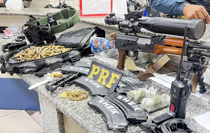 PRF prende homem com mandados de prisão em carro roubado e apreende aparato bélico na Via Dutra