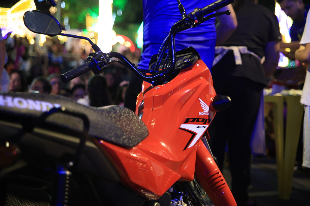 Estudante de 19 anos leva moto em sorteio de encerramento do Natal Luz