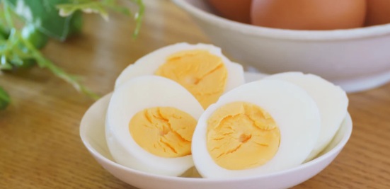 Por que não deve os ovos em água fria após o cozimento