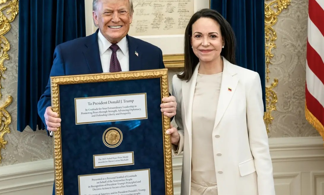 A reação de Trump ao receber medalha do Nobel da Paz de María Corina Machado