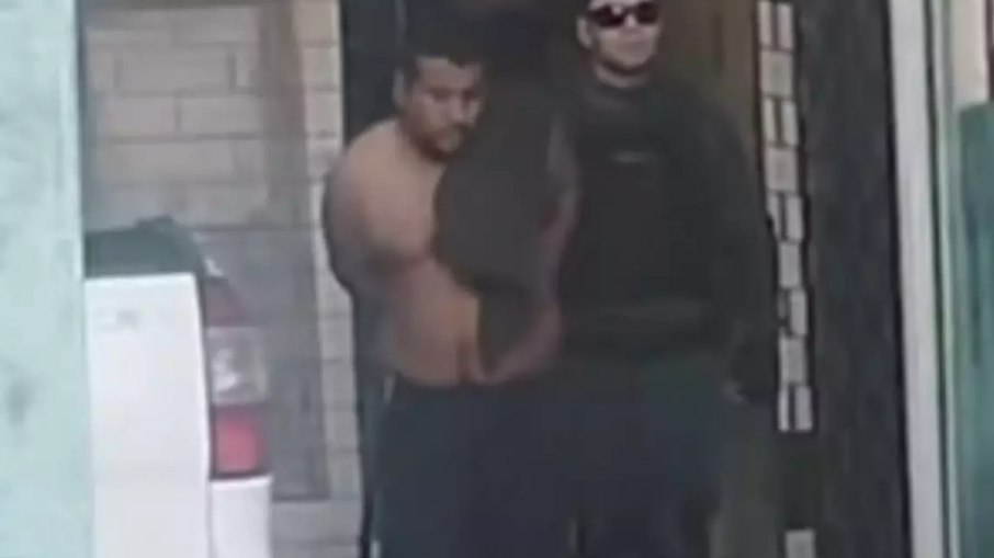 Homem é preso por arremessar a mãe da janela de apartamento