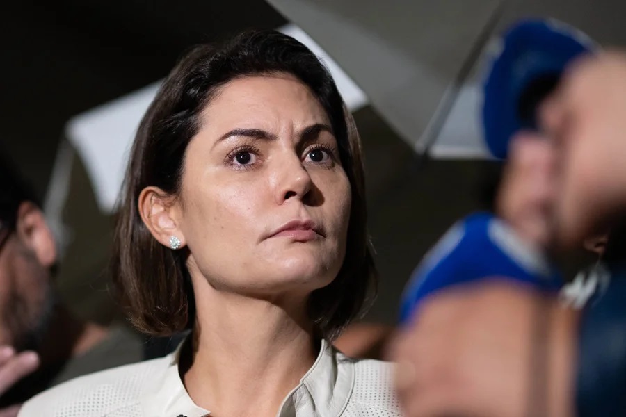Moraes recebeu Michelle horas antes de mandar Bolsonaro para Papudinha