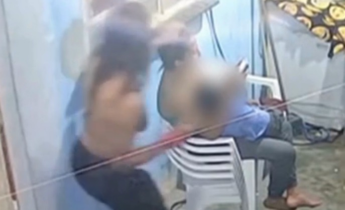 Mulher é assassinada a facadas dentro de casa enquanto segurava criança