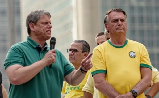 Moraes autoriza visita de Tarcísio a Bolsonaro na Papudinha