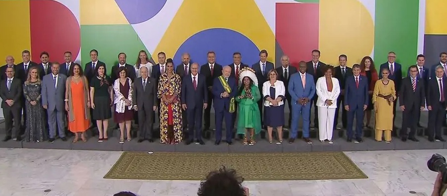 Governo Lula enfrenta incertezas na Esplanada com possível saída de até 20 ministros antes da campanha eleitora