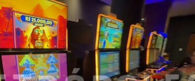 Resort ligado a Toffoli tem cassino com máquina de apostas e blackjack. Veja vídeo