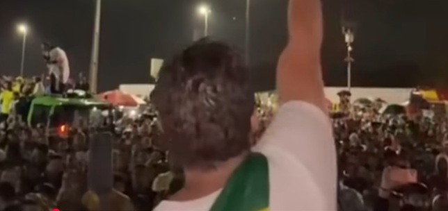 Moradores de Luziânia saem às ruas para encontrar Nikolas