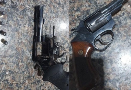 Polícia militar prende dois suspeitos e apreende armas de fogo após disparos em local com grande aglomeração