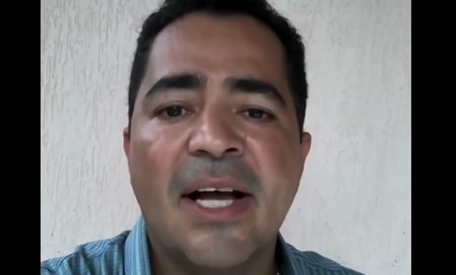 Prefeito de Rondônia desarma e imobiliza bandido armado de faca que filmava sua casa