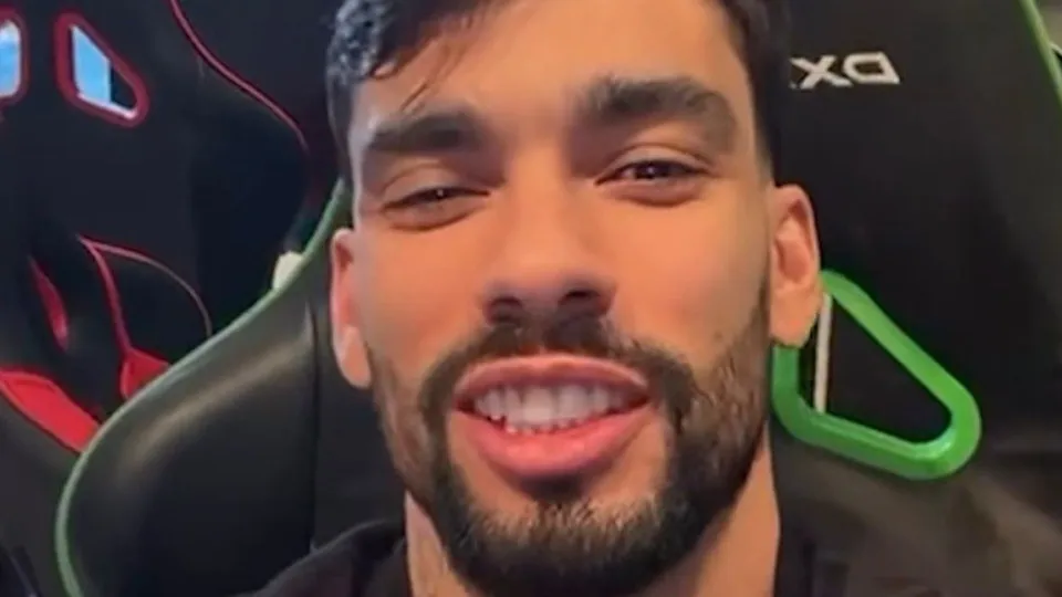 Paquetá chora na chegada ao Rio de Janeiro