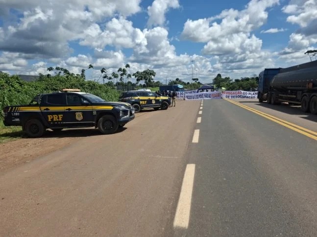 Protesto mantém BR-364 interditada em Cujubim mesmo após suspensão do pedágio