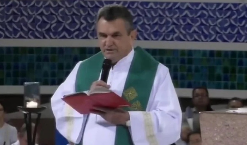 Em missa, padre detona marcha de Nikolas Ferreira: “Quer o poder”