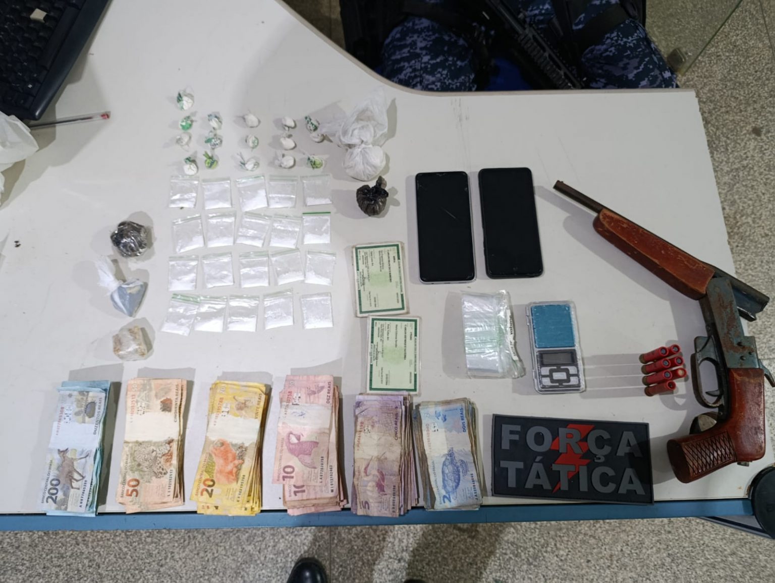 FORÇA TÁTICA DESARTICULA PONTO DE TRÁFICO E APREENDE DROGAS, ARMA E DINHEIRO DURANTE AÇÃO POLICIAL