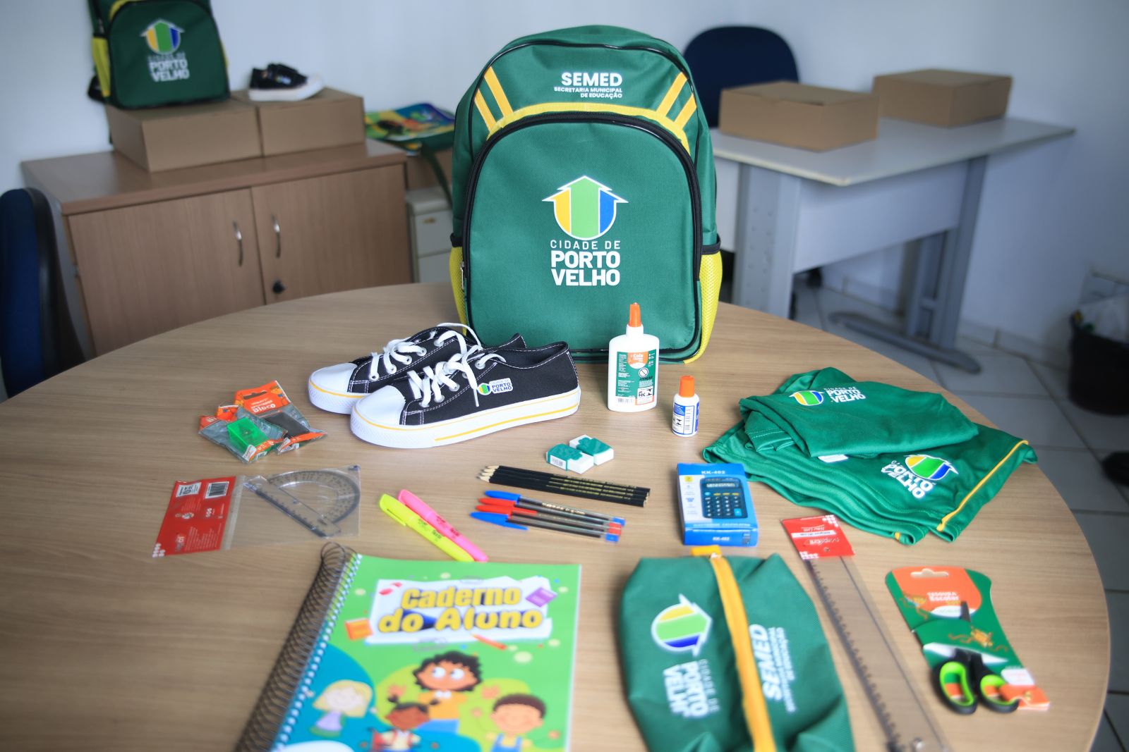 Kits escolares serão entregues para alunos da rede municipal