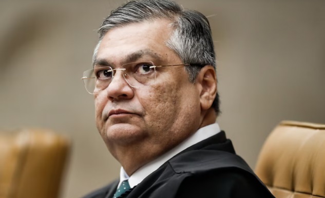 Dino dá 60 dias para os Três Poderes suspenderem “penduricalhos” e cumprir teto constitucional