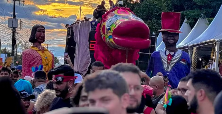 Pirarucu do Madeira incendiou o asfalto com alegria e a irreverência do foliões de Porto Velho