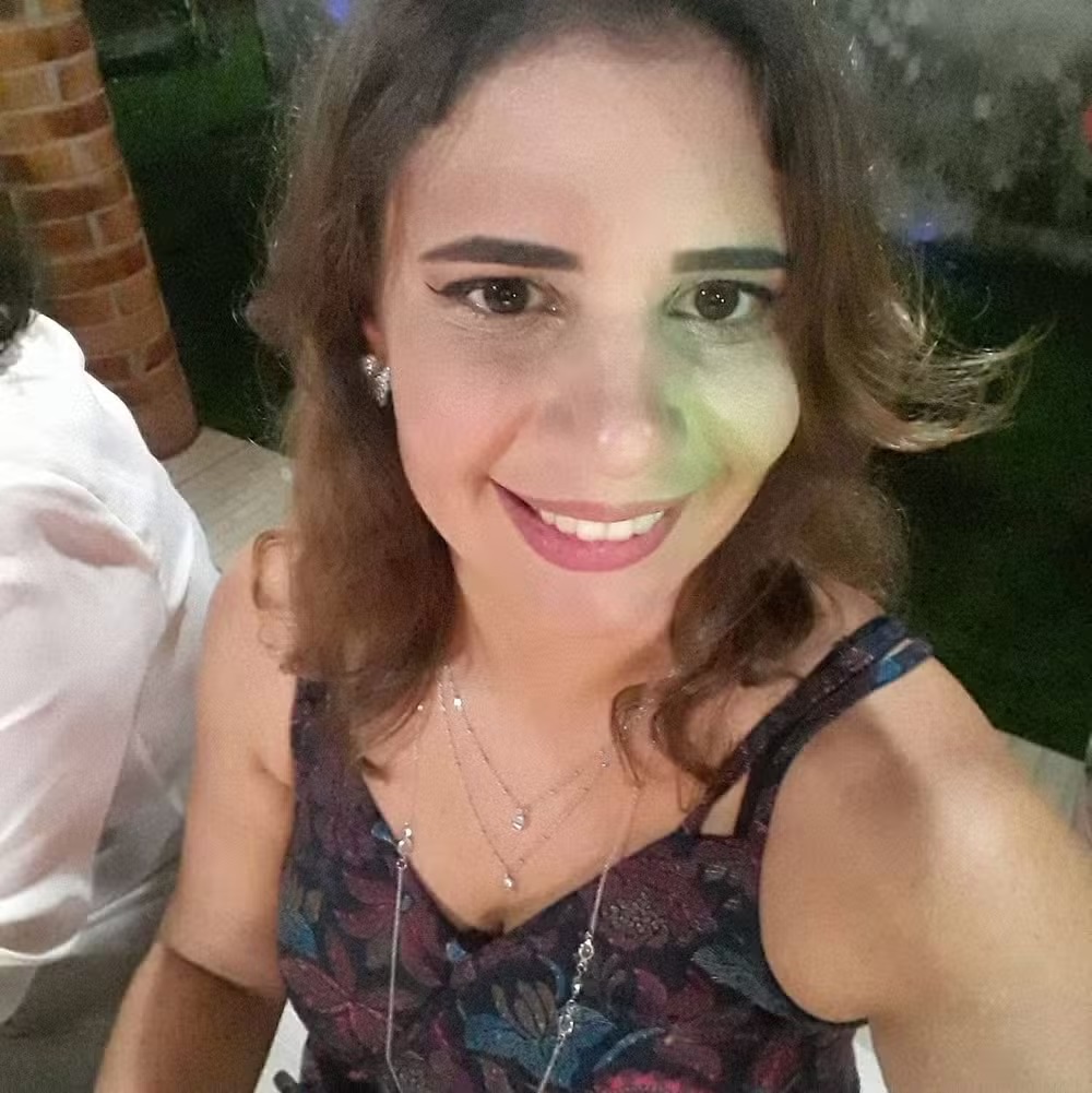 Professora assassinada a facadas distribuiu chocolates e bilhetes motivacionais antes do crime em RO