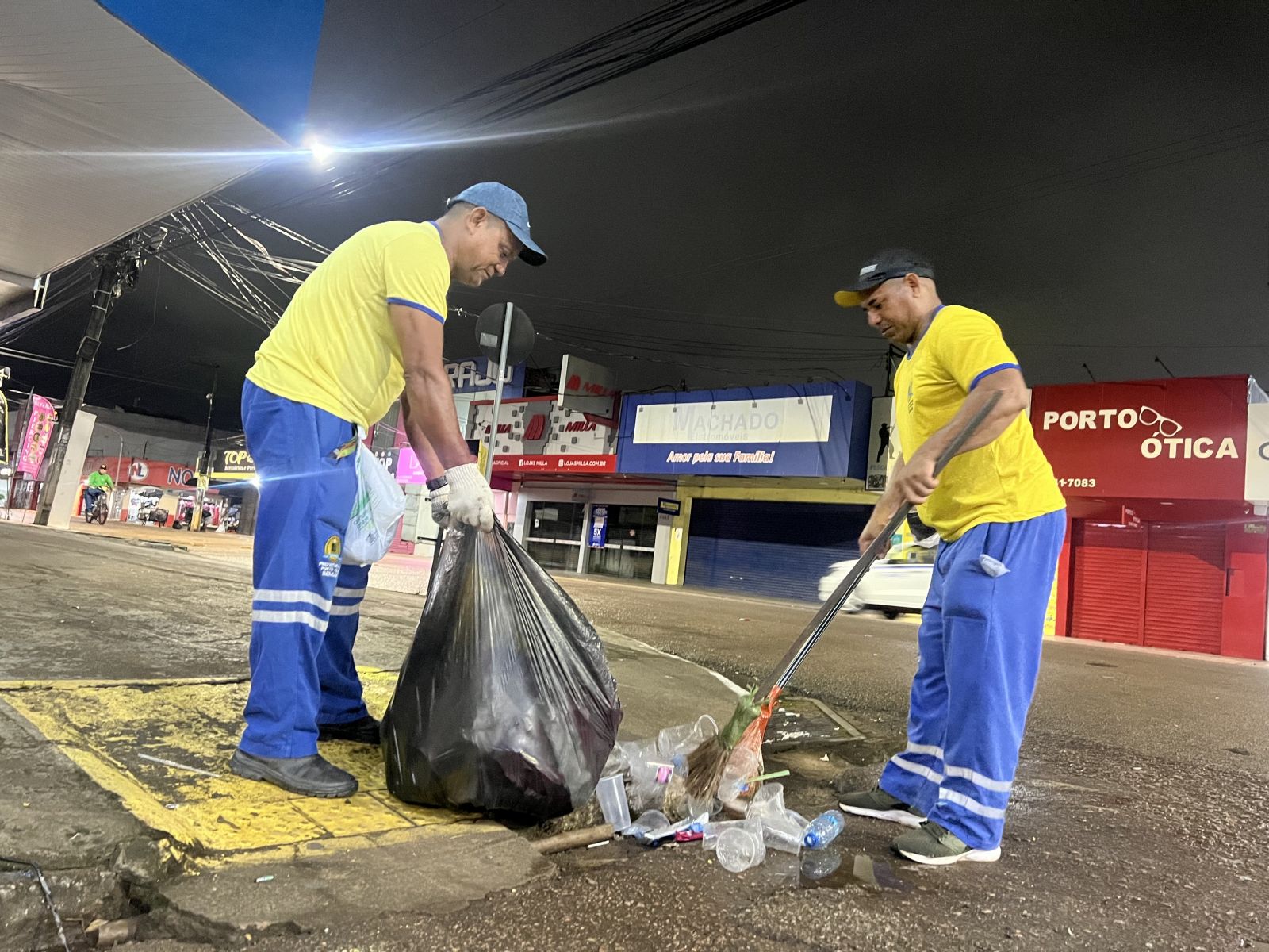 Força-tarefa da limpeza atua nos blocos de Carnaval