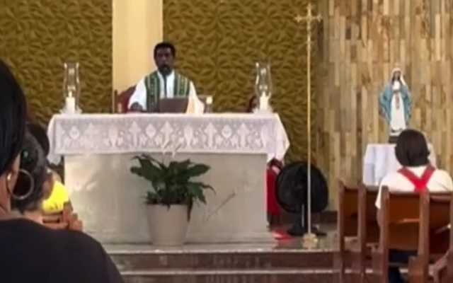 Padre pede perdão por negar eucaristia a quem apoia Nikolas