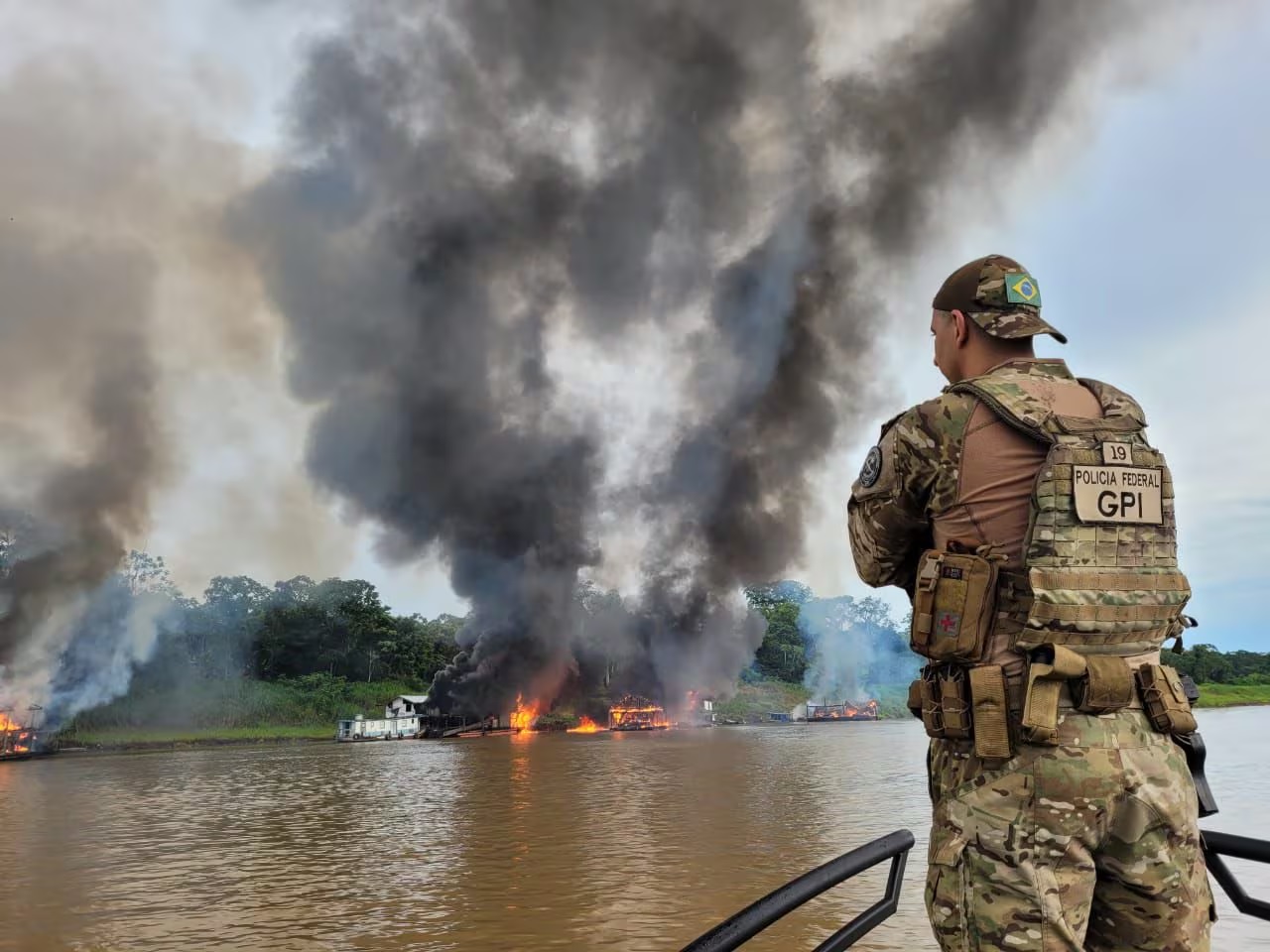 PF e Ibama destroem 29 Embarcações e efetuam prisões no Garimpo Ilegal no Rio Madeira